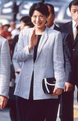 愛子さまをご妊娠中は、お腹周りをカバーするマタニティの装いの雅子さま。平成13（2001）年8月