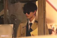 菅田将暉『3年A組』打ち上げに“80年代刑事モノ”ファッションで登場! ツッコミの的に