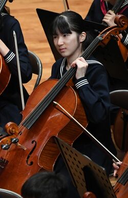 チェロを構える愛子さま