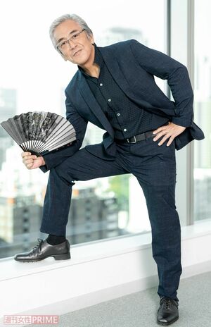 センスを使ってポーズを決めてくれた寺島進（撮影／佐藤靖彦）