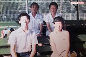 篠原さん（右下）は'80年代に両陛下とテニスをよくご一緒したという