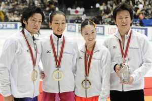 '08年『ジャパンオープン』で、（左から）高橋大輔、浅田真央、中野友加里との日本チームで優勝した本田武史　写真/共同通信社