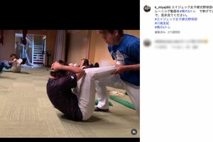 女子野球選手にトレーニング指導をする宮地克彦容疑者（公式インスタグラムより）