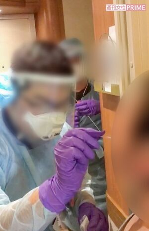 船内でPCR検査を受ける海野さんの妻。綿棒を鼻に挿入された