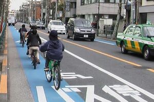 自転車専用レーンの色を変えたり矢羽根マークをつけた道路整備が進む