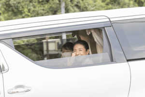 沿道に集まった地元住民に、雅子さまと愛子さまは窓を開けて応じられるも車のスピードは落とさず（8月30日）