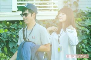 ラフなファッションで子どもと運動会へ向かう東と安夫妻