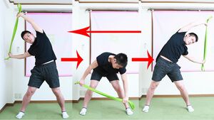 ウエストシェイプ【1】つま先重心で、タオルやひもをピンと張ったまま両腕を上げ、ひざは曲げないように上半身を横に倒す。【2】→【3】そのまま下半身を動かさず、上半身を大きく円を描くように回す。体幹や左右のわき腹をしっかりストレッチして、腰まわりの引き締めに。