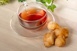 石原先生考案のショウガ紅茶。温かい紅茶にすりおろしショウガと黒砂糖（またははちみつ）を加えるだけ
