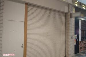 事件後、店のシャッターは閉められたまま