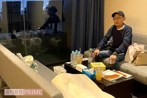 真剣な表情でライブ鑑賞する加トちゃん