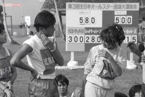 '85年、グアム島で行われたスポーツ番組で、交際していた近藤真彦と見つめ合う明菜