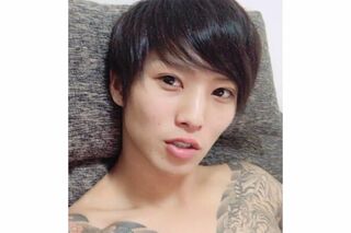 両腕のタトゥーを見せる宮本一馬容疑者(本人のSNSより)