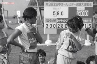 '85年、グアム島で行われたスポーツ番組で、交際していた近藤真彦と見つめ合う明菜