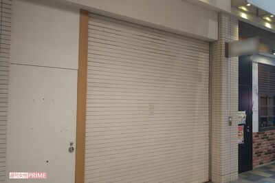 事件後、店のシャッターは閉められたまま