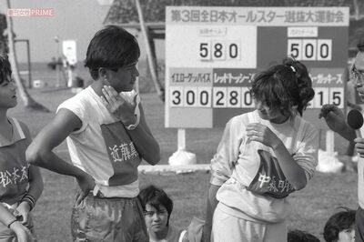 '85年、グアム島で行われたスポーツ番組で、交際していた近藤真彦と見つめ合う明菜