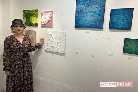 '22年、個展会場での大谷。白い絵の具が隆起した絵は、大好きな“カフェラテ”をイメージしたもの