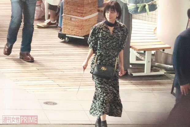 グッチのショルダーバッグをアクセントに使った芳根京子