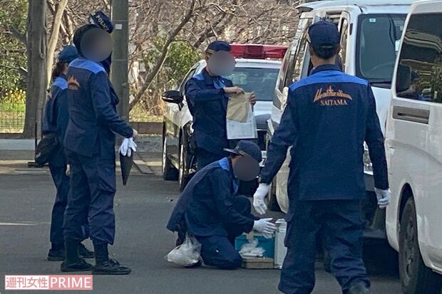 2025年3月下旬、埼玉・新座市で起きた母親の殺害事件で、現場となった住宅から出てきた捜査員たち