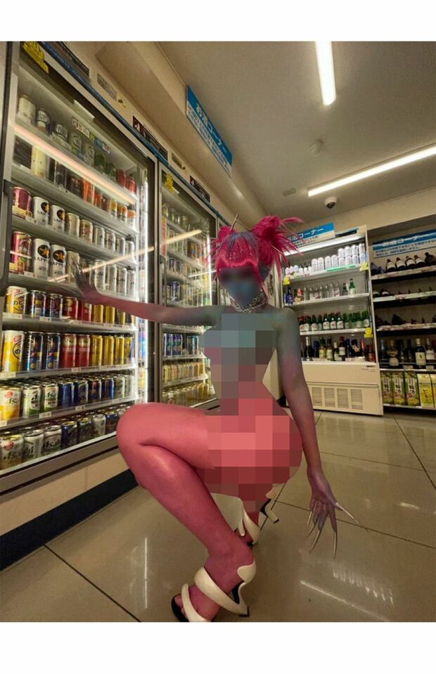 際どいファッションでコンビニに入店（SNSより）