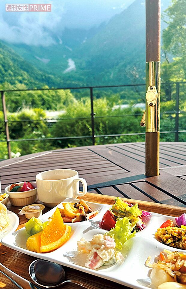 上高地ホテル白樺荘の朝食ビュッフェ 『60代 大人旅の愉しみと工夫』(主婦と生活社)より