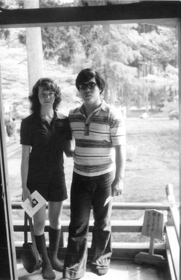 1974年、妻のリンダさんと結婚後初めての日本で京都に