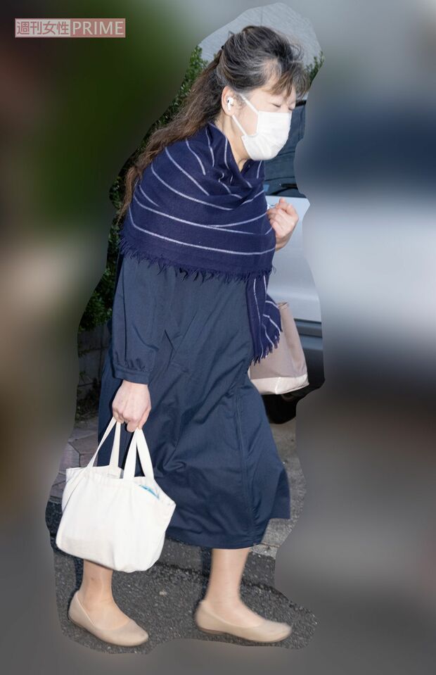 2020年11月、借金問題を直撃するも無言を貫いた小室佳代さん。警察官2名も同行