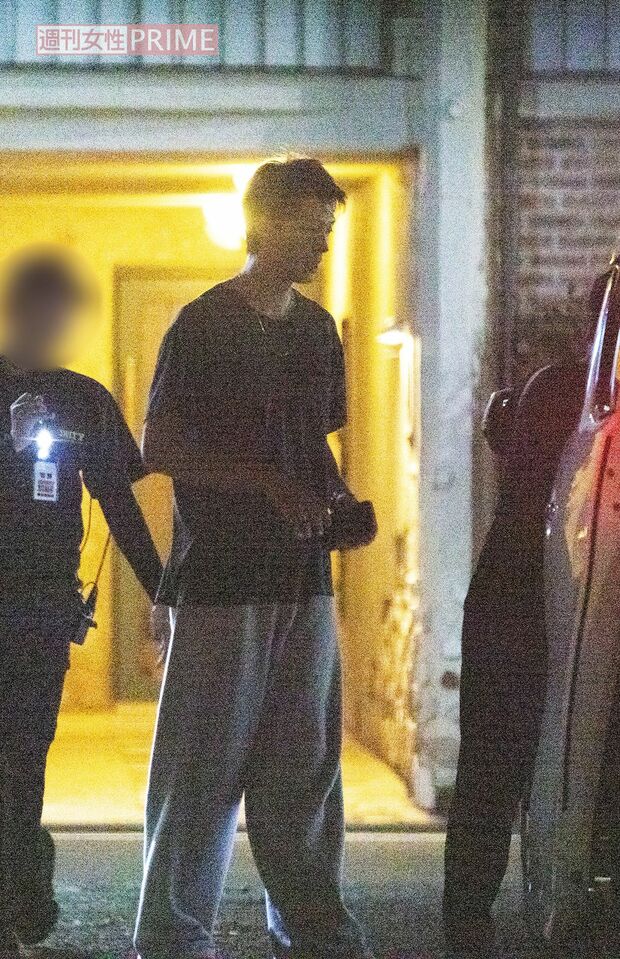 2025年8月中旬の夜10時、撮影を終え、私服に着替えて帰路につく竹内涼真