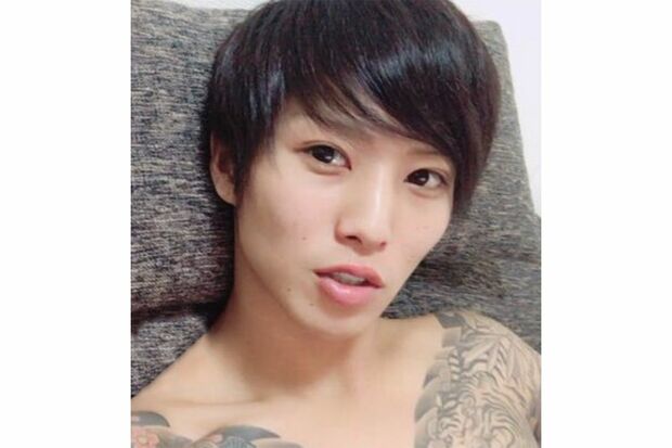 両腕のタトゥーを見せる宮本一馬容疑者（本人のSNSより）