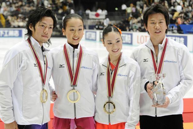 '08年『ジャパンオープン』で、(左から)高橋大輔、浅田真央、中野友加里との日本チームで優勝した本田武史 写真/共同通信社