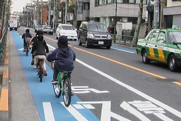 自転車専用レーンの色を変えたり矢羽根マークをつけた道路整備が進む