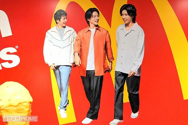 渋谷駅地下道に登場したNumber_iのマクドナルド巨大広告（編集部撮影）