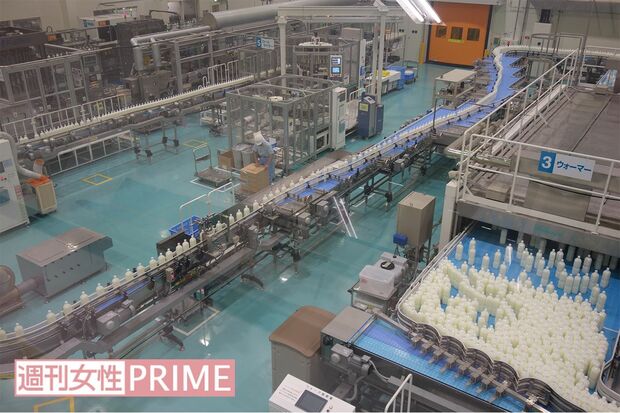 圧巻の製造ライン見学。各工程を経てカルピスウォーターが次々と完成　撮影／渡邉智裕