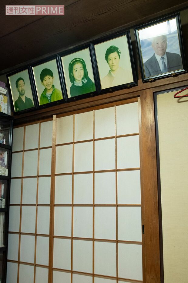 節子さん宅には4人の遺影と夫・良行さん（享年84）の遺影が飾られている