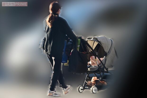 ベビーカーを押す上原多香子。買い物帰りか、手元のバックにはネギが（'21年12月）