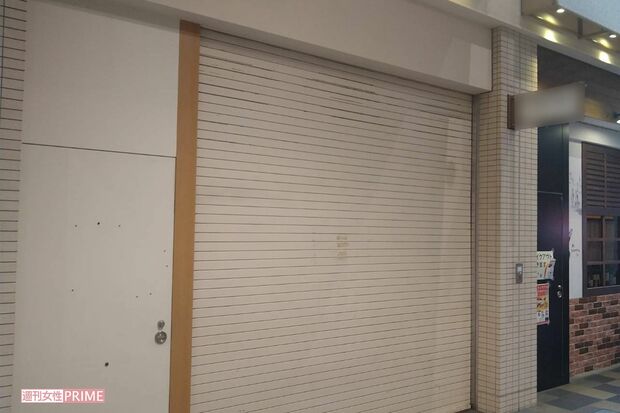 事件後、店のシャッターは閉められたまま