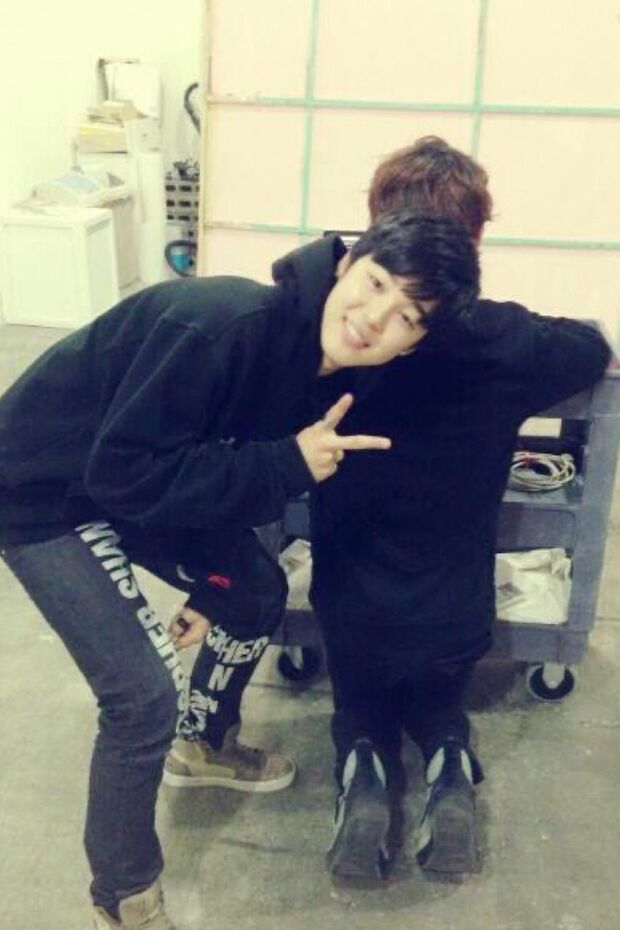 練習生時代。顔出しできないテテを思ってか、友人のジミンはテテの後ろ姿とともにSNSに登場するなどやさしさを見せていた（事務所のSNSより）