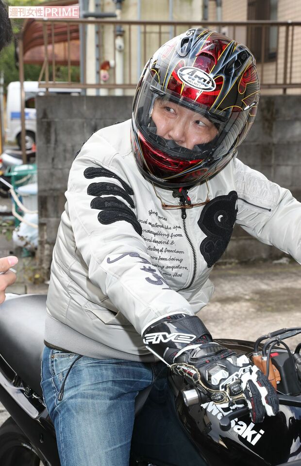 直撃取材に対し藤島氏は終始、ヘルメットをはずすことはなかった