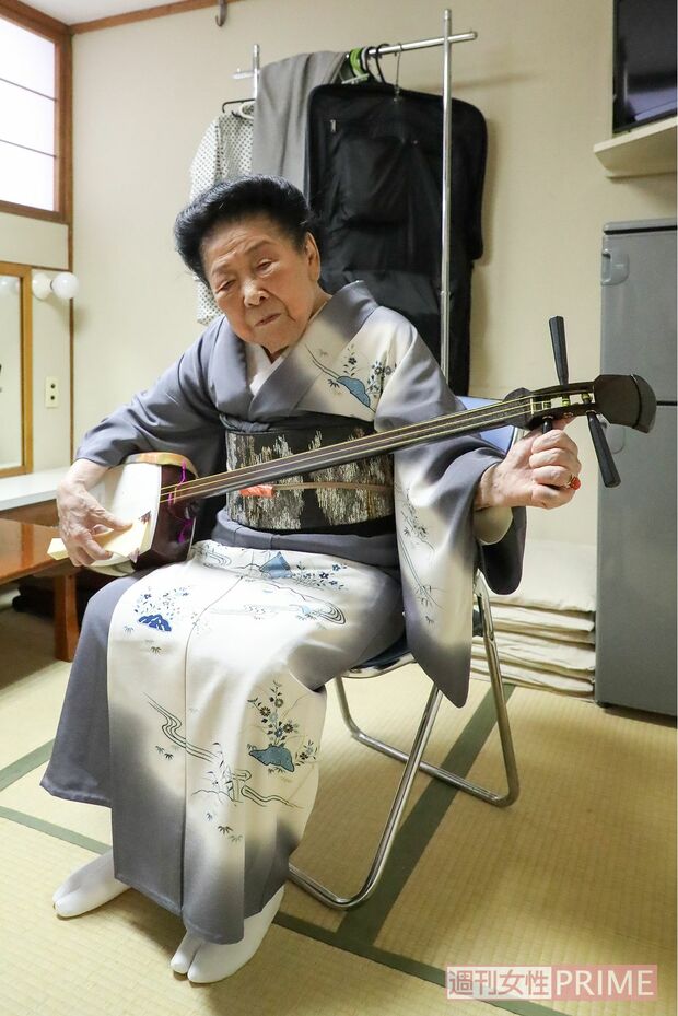 楽屋での桂子さん。80年を超える三味線歴でも本番前のリハーサルを欠かさない　撮影／佐藤靖彦