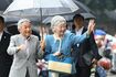 那須塩原駅に到着時はあいにくの天気だったが、両陛下は“相合傘”を(7月24日)