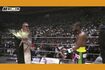 メイウェザーに花束を渡そうとするが投げ落とした奥野卓志氏(『超RIZIN』より抜粋)