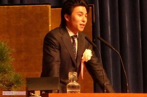 10分間にわたり熱っぽく祝辞を述べた中尾明慶(『日本工学院八王子専門学校』入学式にて)
