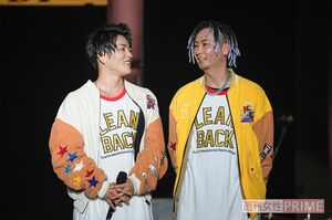 DA PUMP加入前から親交のあるメンバーたち。中でもTOMO（右）は『U.S.A.』をはじめ、DA PUMPの楽曲の振り付けを共に手がけるなど絆が深い