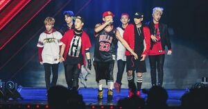 左から、ジナン（21）、ユニョン（20）、B.I（18）、BOBBY（19）、ドンヒョク（18）、チャヌ（17）、ジュネ（18）