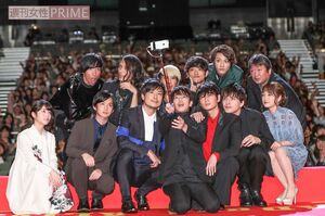 玉山鉄二、城田優、千葉雄大らみんなでカシャッ！ キャスト陣の仲のよさがわかっちゃうひとコマ♪　撮影／竹内摩耶