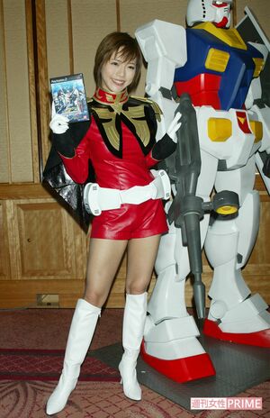 ガンダムコスプレファションショーに参加した釈由美子（2002）