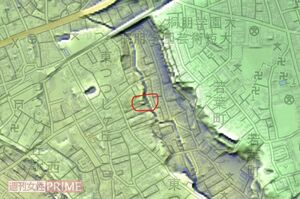 陥没と地中空洞があった現場(赤い枠内)は、谷に向かってへこんでいる地点を宅地造成しているという(高橋特任教授提供)