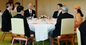 オレンジ色のスーツで茶会に参加された雅子さま（右）