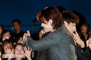 熱いハグには会場からも大歓声が!!　撮影／伊藤和幸