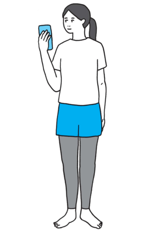 スマホは正面に向けて操作(イラスト/『体の仕組みを解析し導き出された疲れないコツ大百科』(アスコム)より提供)